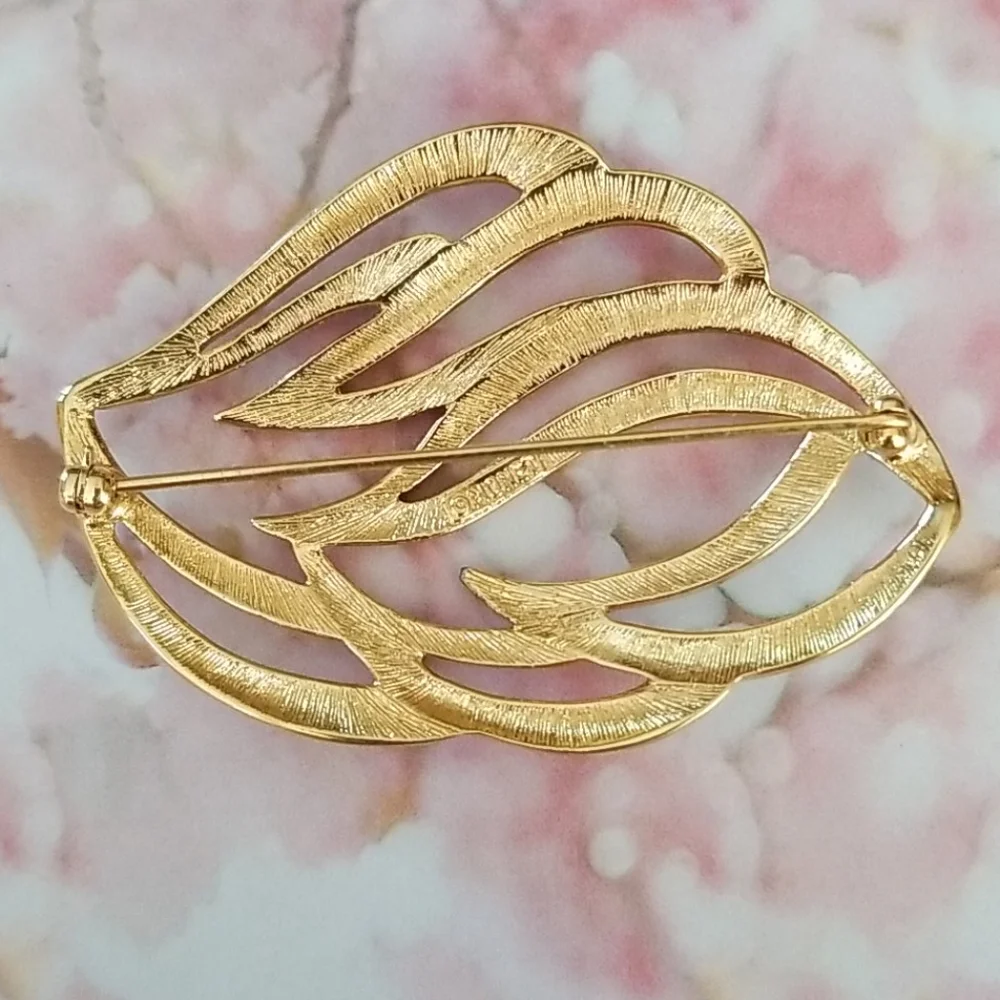 Vintage Signed MONET Goldtone Leaf Design Brooch Pin